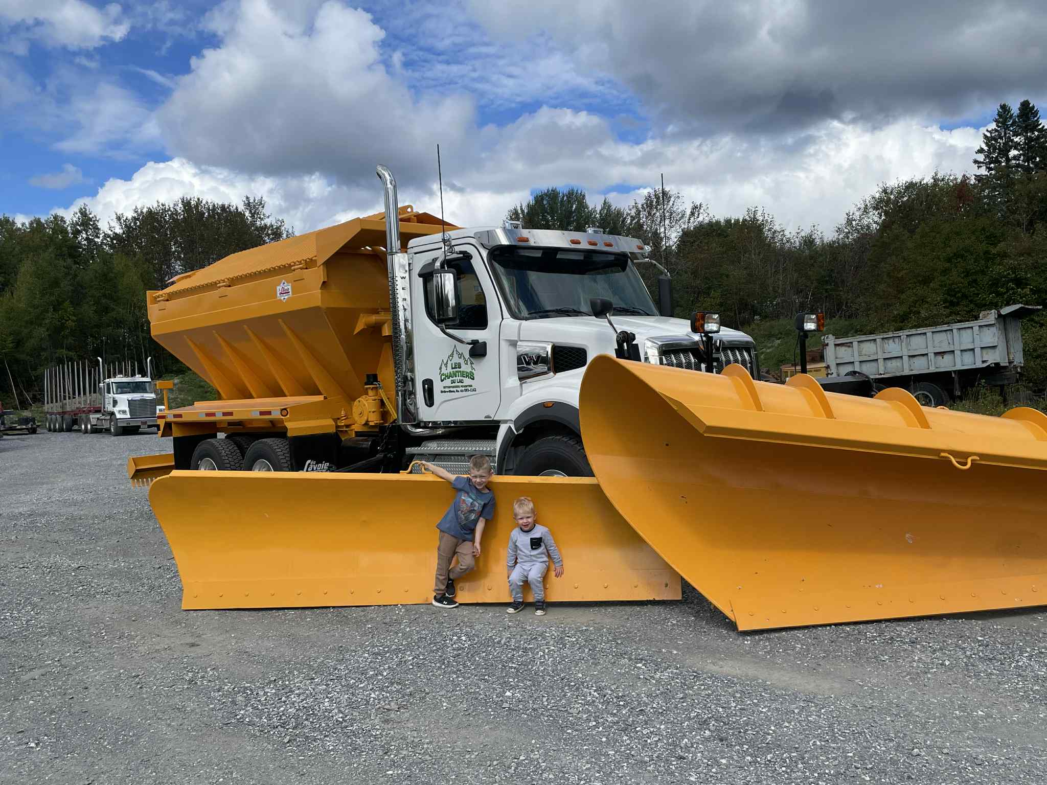 Camion chasse-neige pour déneigement hivernal