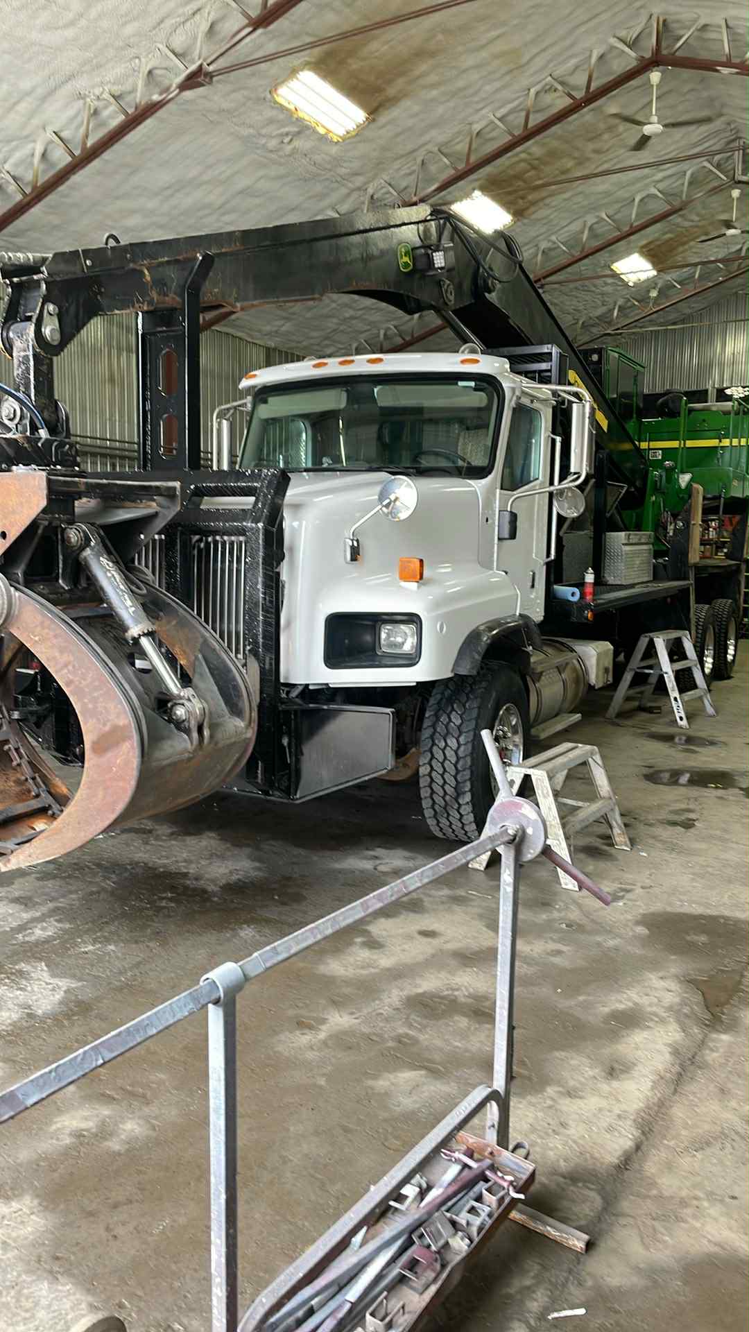 Chargeuse forestière pour manutention du bois