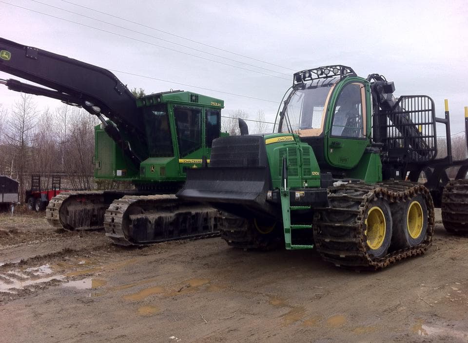 Abatteuses multifonctionnelles et porteurs forestiers John Deere - Équipement abattage arbres Québec